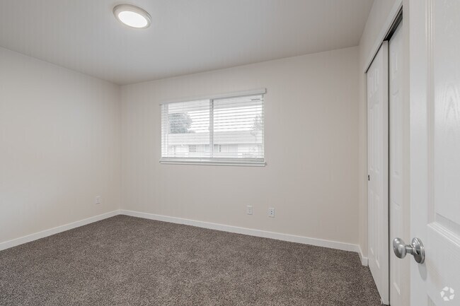 2BR, 1BA - 714SF - Primary Bedroom