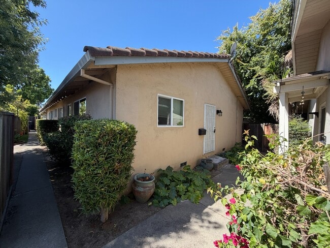 Building Photo - Sunnyvale 1BR with Private Patio, Fenced Yard, and Covered Parking – Prime Location, Great Schools Unit APT 3