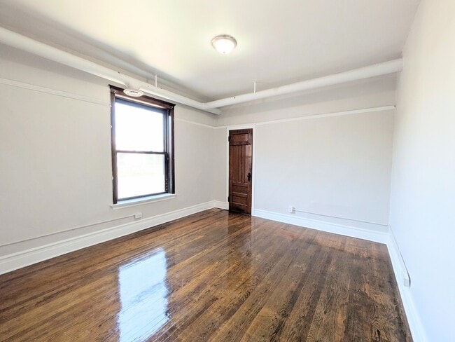 4943 N Winthrop Ave