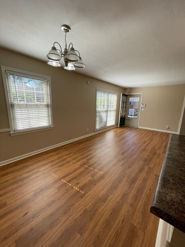 livingroom - 1934 Wildwood Ave Apartments Unit B