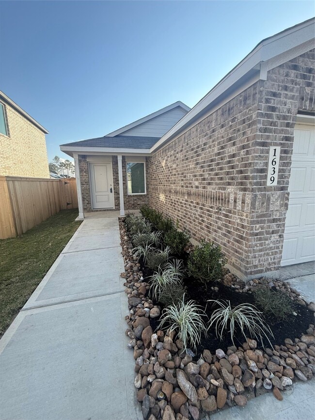 Building Photo - 1639 Golden Iris Dr