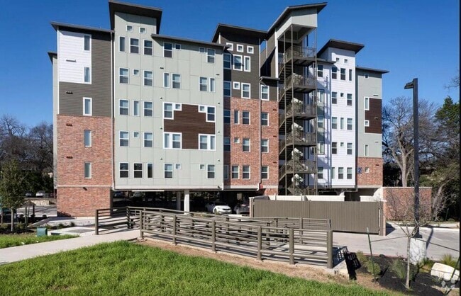Building Photo - 1800 S I- 35 Service Rd Rental