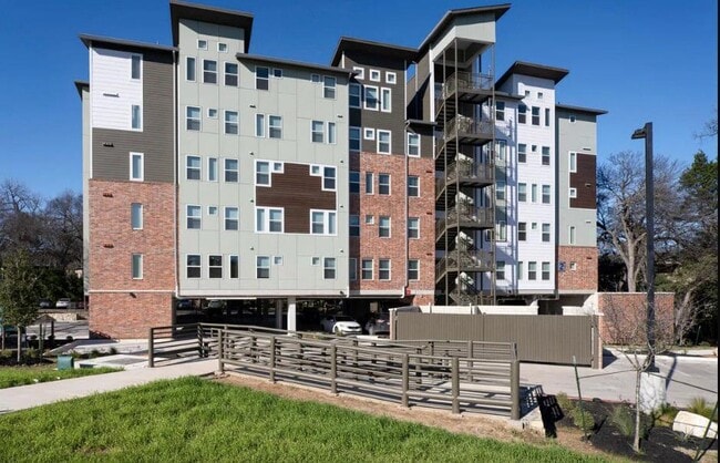 Building Photo - 1800 S I- 35 Service Rd Rental