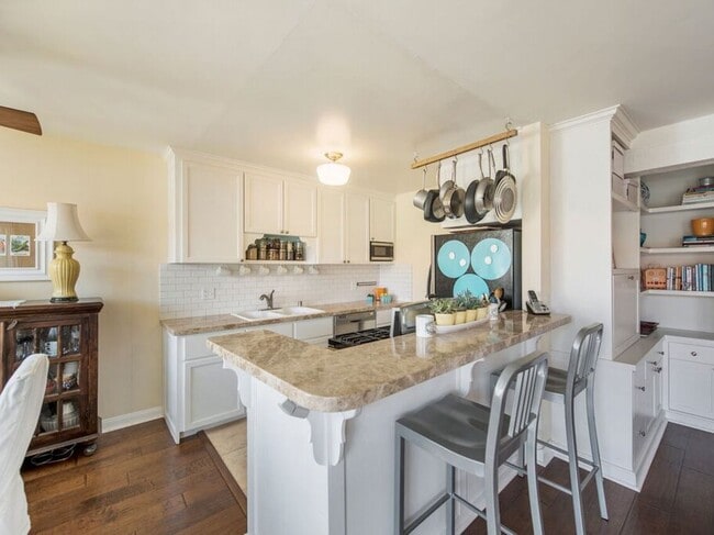 Building Photo - 1720 Ardmore Ave Unit 227