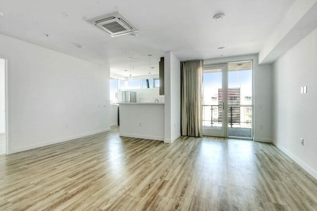 Photo - The Stanford West Unidad 303