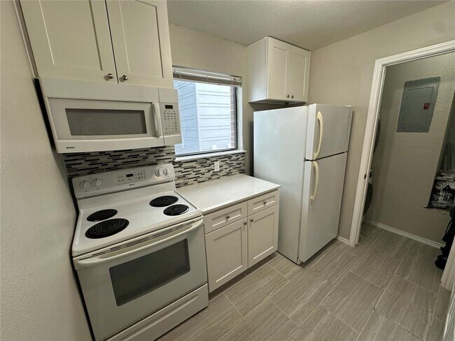 Photo - K674 - Twelve Oaks #301 Unidad 12 Oaks Condominiums