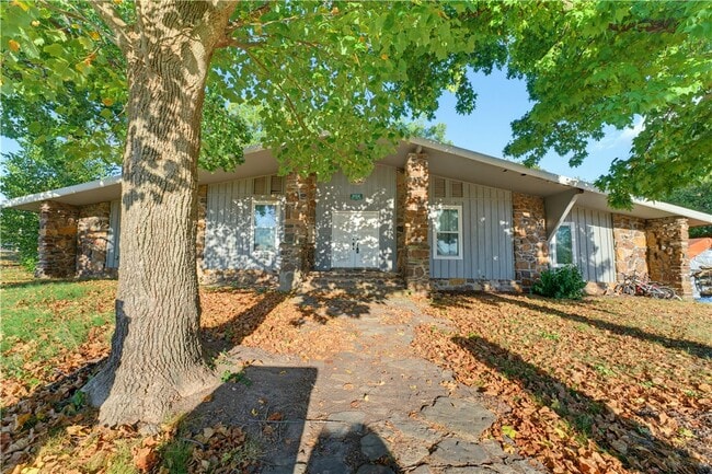 202 3rd Ave SW