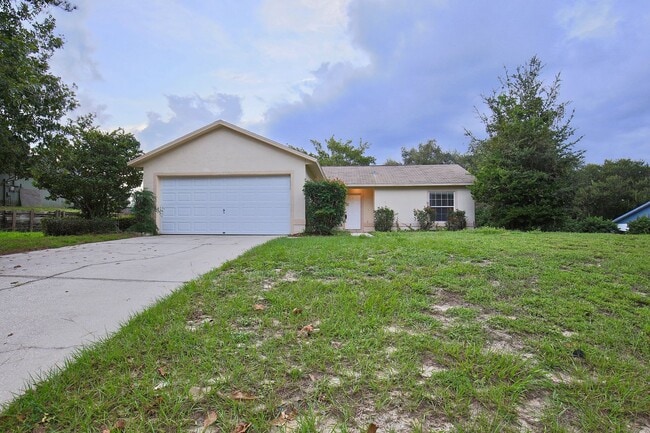 Building Photo - Spacious 3/2 Home with a 2 Car Garage Located in Lake Crescent Pines - Clermont