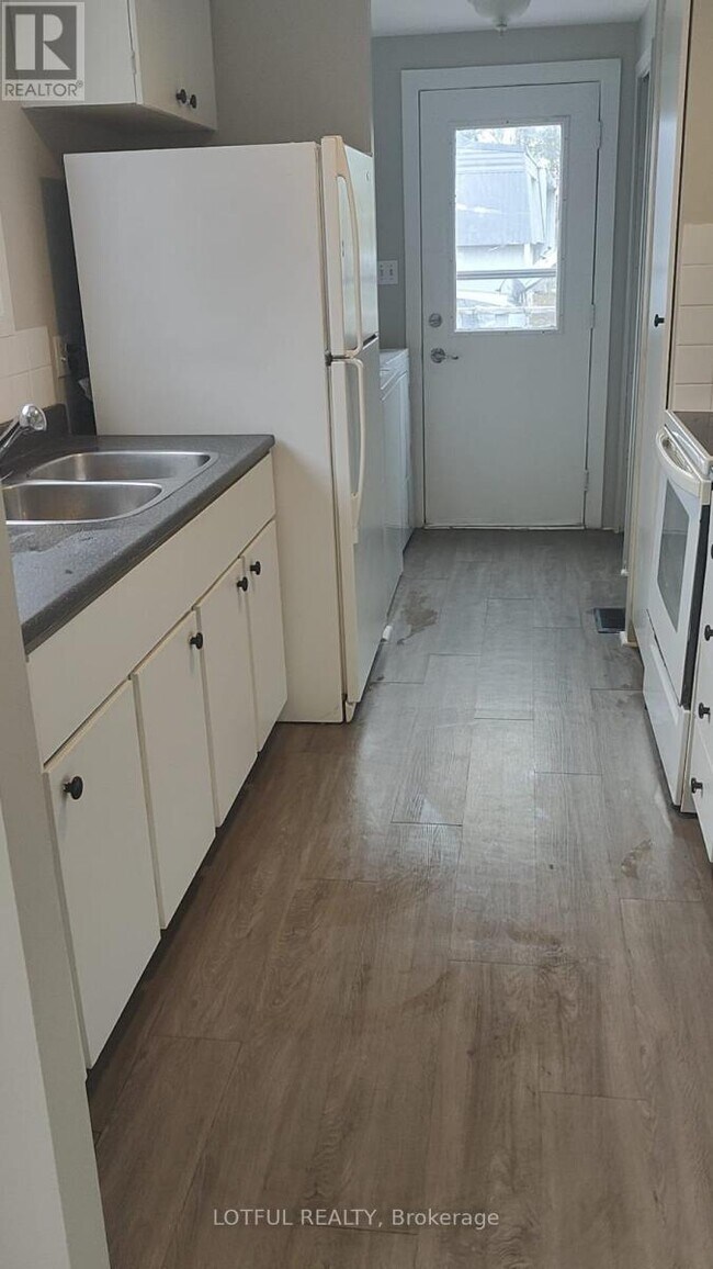 Photo - 7592 Flewellyn Rd
