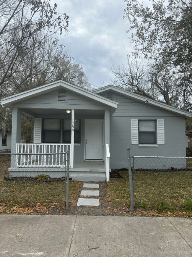 Building Photo - Renovated** Move in Ready** 3/2 Single Family home : Available Now!