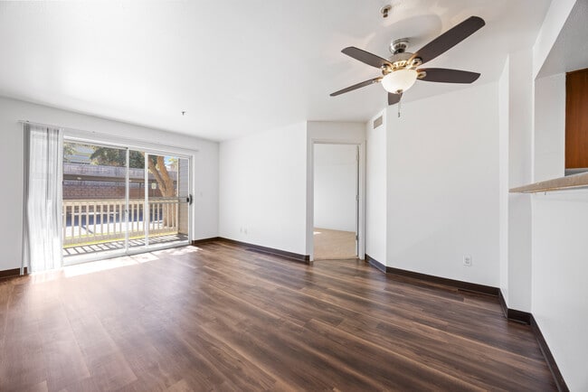 Bright interiors with ceiling fans - Jefferson Square
