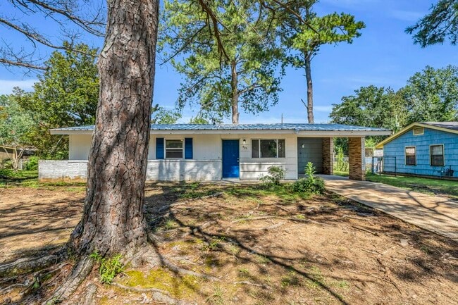 Building Photo - 405 Summerhaven Dr