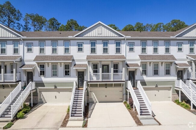 Building Photo - 4 bedroom/ 3.5 bathroom condo in the heart...