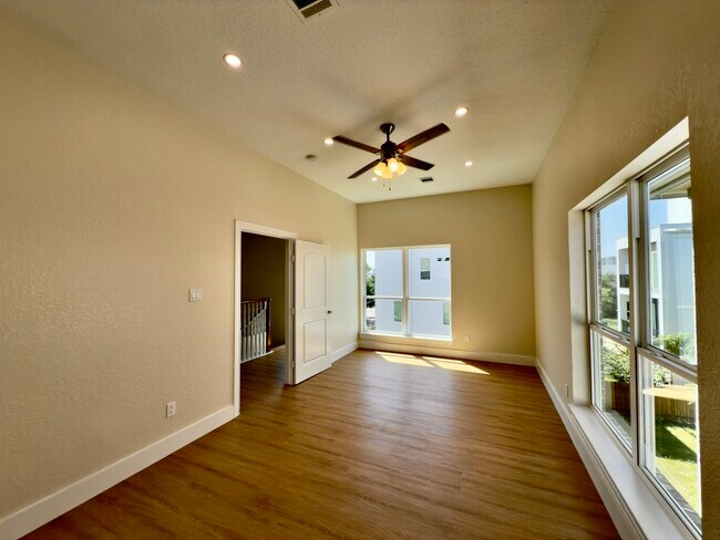 Building Photo - 1323 Rosewood St
