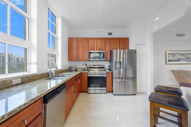 Building Photo - 3001 NE 185th St Unit 613
