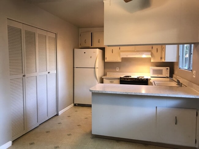 Photo - Great 2 bed 1 bath condo available for fall move in!