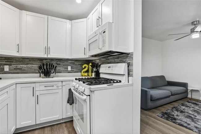 Photo - 920 SW 30th St Unit 2