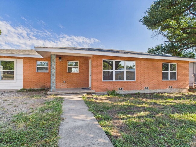 Building Photo - 3-Bedrooms with 2 Full Baths in Harper, TX!" Rental