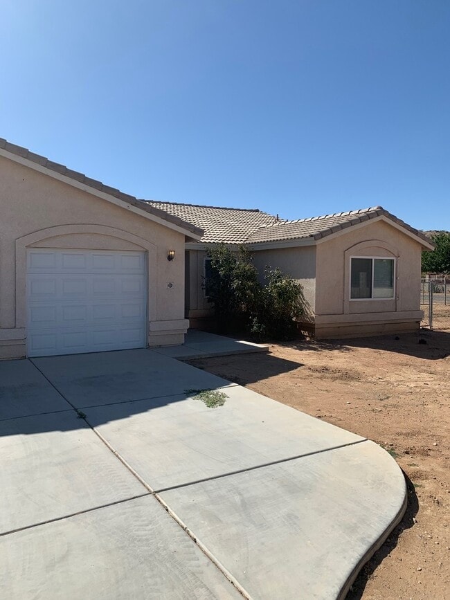 Building Photo - 3 BEDROOM APPLE VALLEY HOME