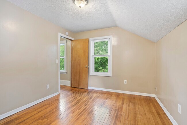 Photo - 1006 Logan Ave N