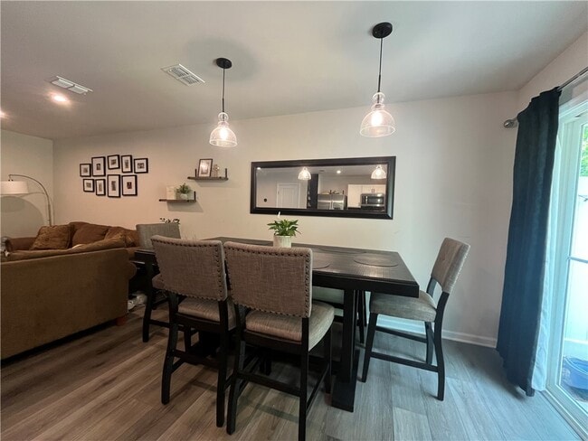 Photo - 131 Sarnesfield Wy