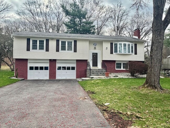 Building Photo - 29 Carriage Hill Ln