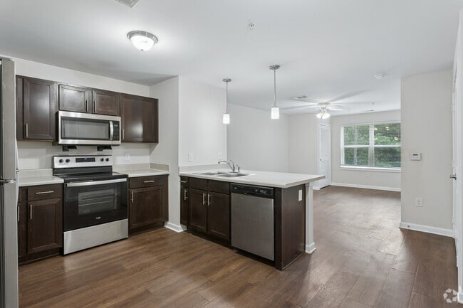 1BR, 1BA - 650SF - Kitchen - Reserve at Hollywood