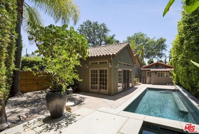 Photo - 530 Westmount Dr