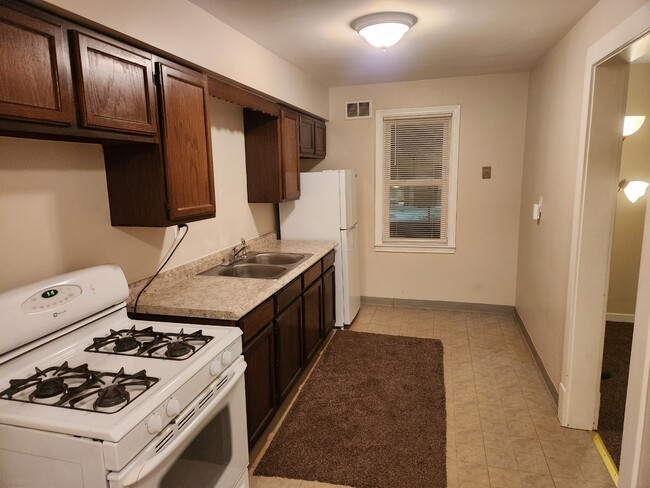 Walk in kitchen - 4536 Broadway Apartments Unit 2