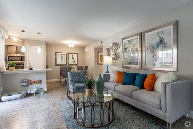 1.5BR, 1BA - 790SF - Living Room