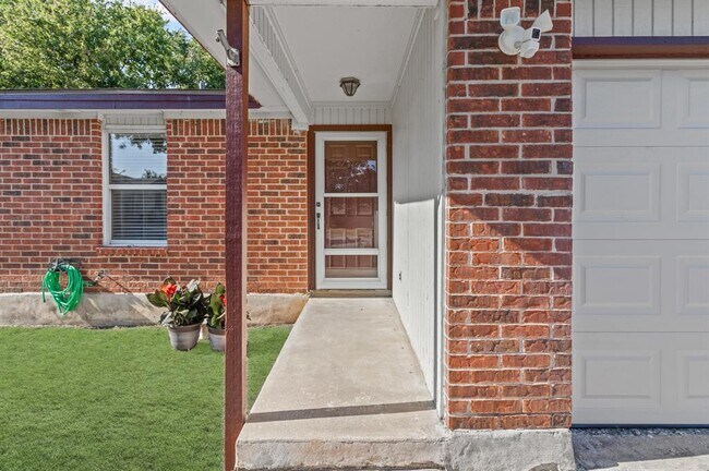 Photo - 1605 Windrift Way