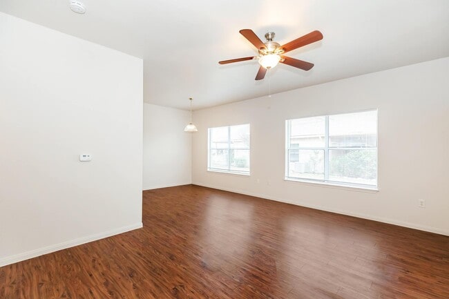 Comedor - Highland Oaks 55+ Community