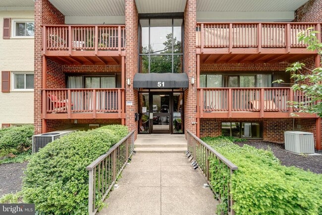 Building Photo - 51 Skyhill Rd Unit 202