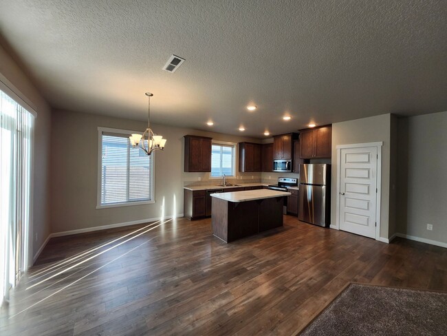 Photo - West Richland Contemporary Style Living!
