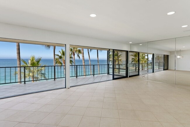 Photo - Discover a Coastal Sanctuary at Laguna Royale, Laguna Beach. Comes with 2 Parking Spaces! Unidad 15