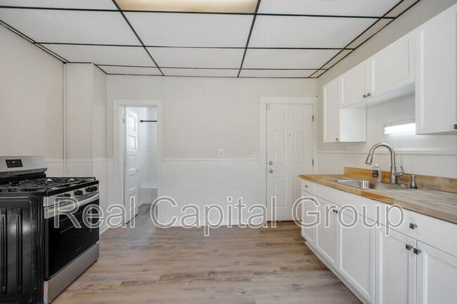 Photo - 305 Cable St Unit Apt 2 (Upper)