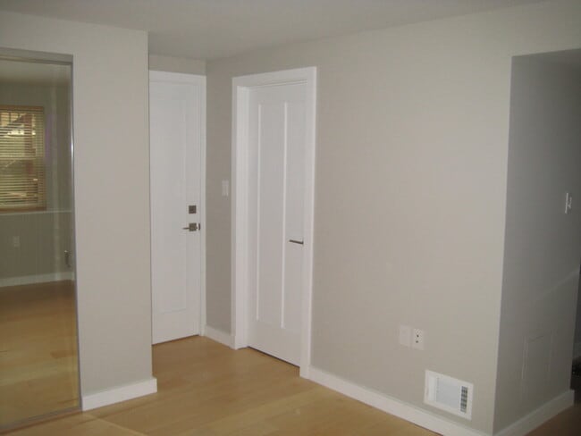 Building Photo - 137 Garfield St Unit In-law