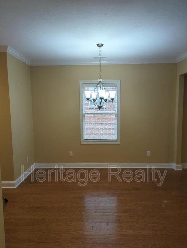 Photo - 655 Yorkland Way