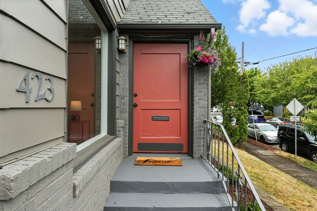 Building Photo - 423 NE 55th Ave