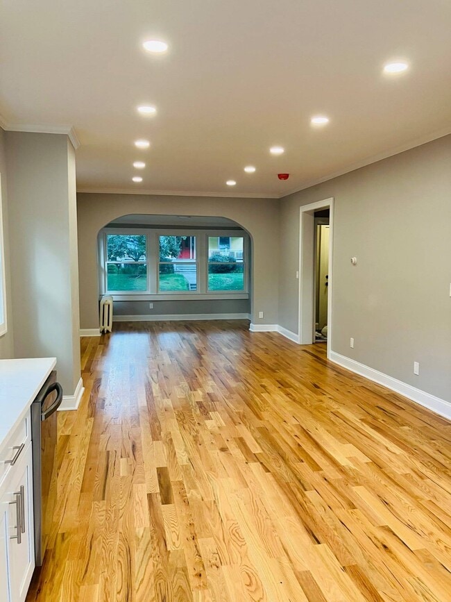 Building Photo - 75 Waller Ave Unit 2