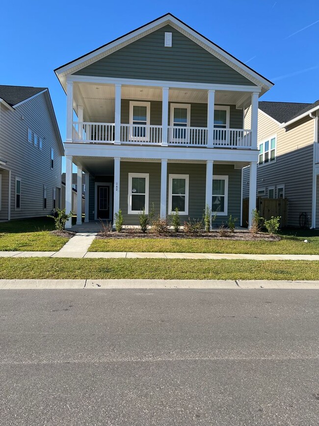 Building Photo - Stunning 4 Bedroom 4.5 Bath Home In Summer...