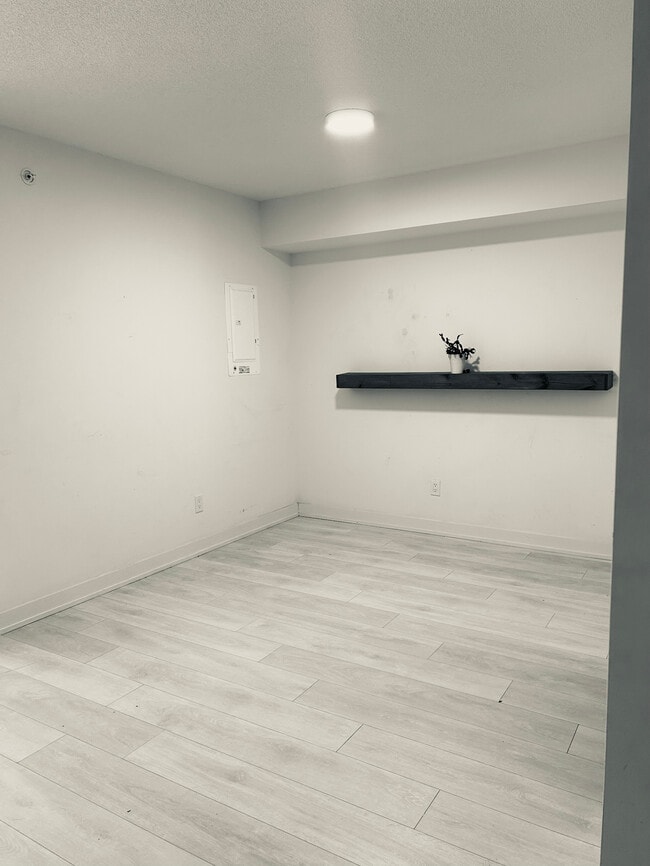 Photo - 1 + DEN BED - 1 BATH - BURLINGTON - CONDO Unit B528