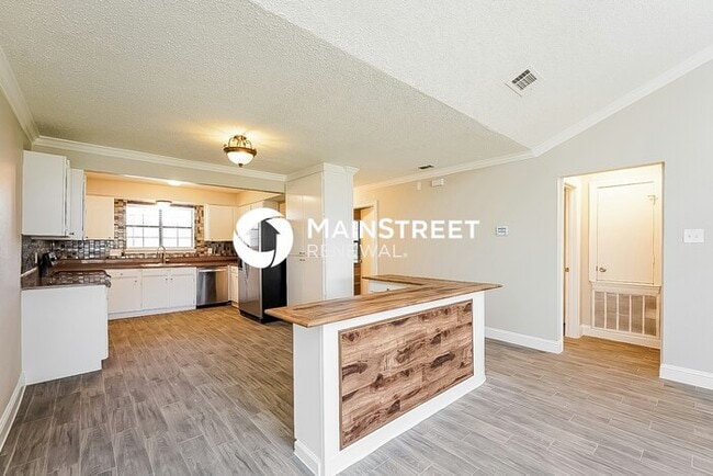 Photo - 3 Bedroom Pet-Friendly Home in Mesquite, TX with Main Street Renewal