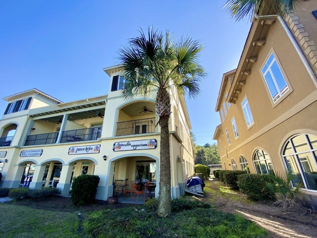 Building Photo - Beautiful Two Bedroom Fully Furnished Townhome Located in Bluffton Village!