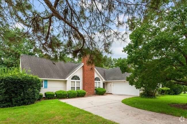 Building Photo - 221 Forest Oaks Dr Rental