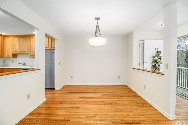 Photo - 633 Danbury Rd Unidad APT 21