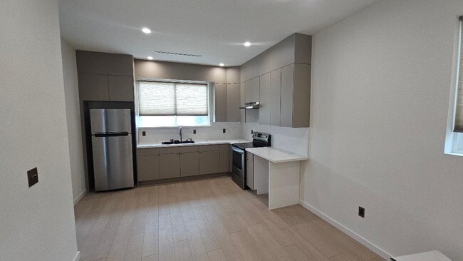 Building Photo - 11334 Oxnard St Rental