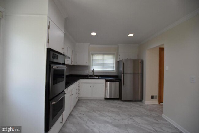 Photo - 4015 Heathfield Rd