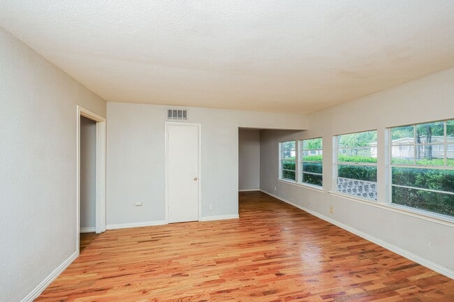 Photo - 5175 Cardiff St