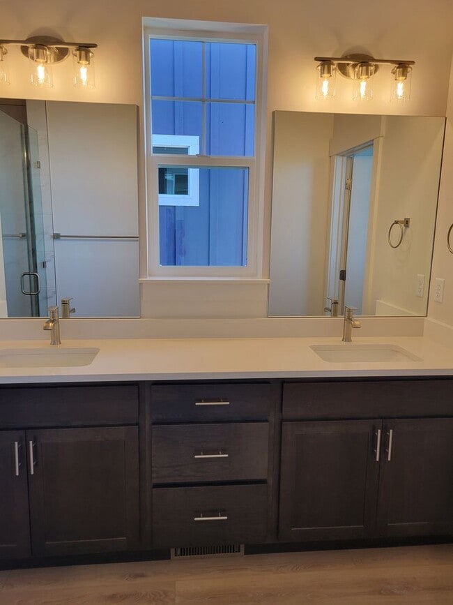 Photo - 3 Bed 2.5 Bath with double attached garage in Belgrade